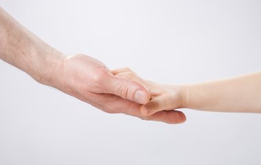bir çocuk ve birbirlerini dokunmadan baba elinde