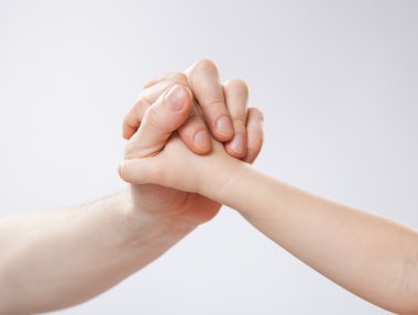bir çocuk ve bir arada tutan bir baba elinde