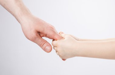 Çocuk holding babasının parmak