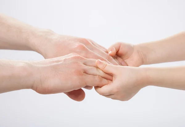 Hände des Kindsvaters halten zärtlich zusammen — Stockfoto