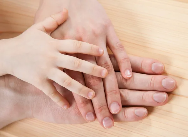 Vereinte Hände von Vater, Mutter und Kind — Stockfoto