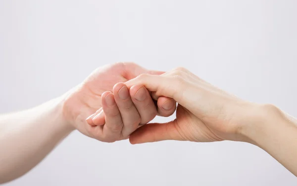 La mano del hombre sosteniendo suavemente la mano de la mujer — Foto de Stock