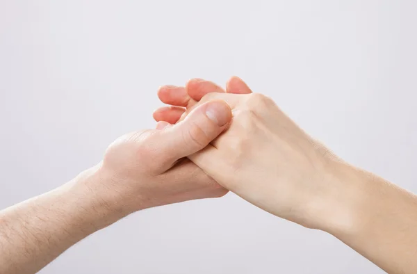 A mão do homem segurando suavemente a mão da mulher — Fotografia de Stock