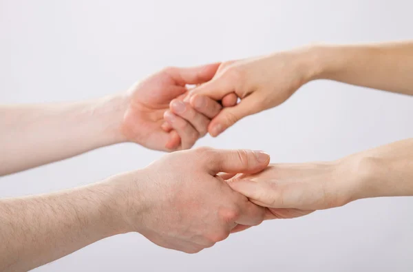 Zwei Paar Hände, die sich gegenseitig halten — Stockfoto