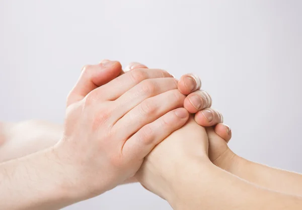 Мужские руки нежно держат женские руки — стоковое фото