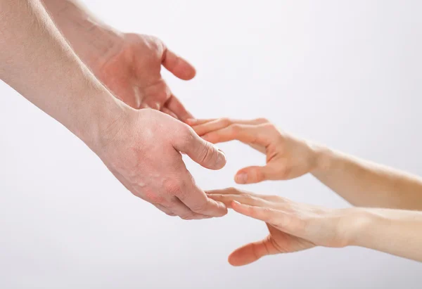 Le mani dell'uomo che tengono le mani della donna — Foto Stock