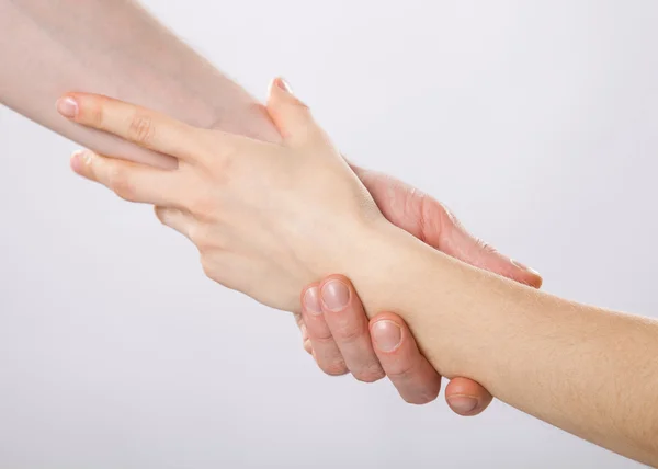 Birleştirilen adamın ve kadının elleri — Stok fotoğraf