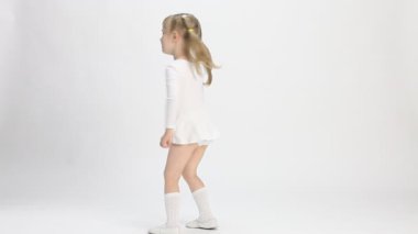 aktif küçük kızı döne döne