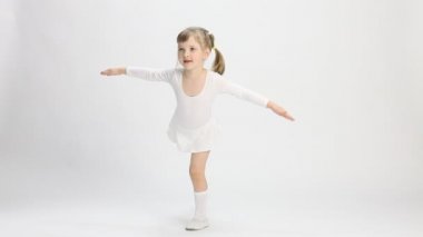 aktif küçük kız dans