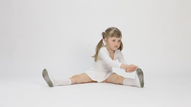 Piccola ballerina che pratica — Video Stock