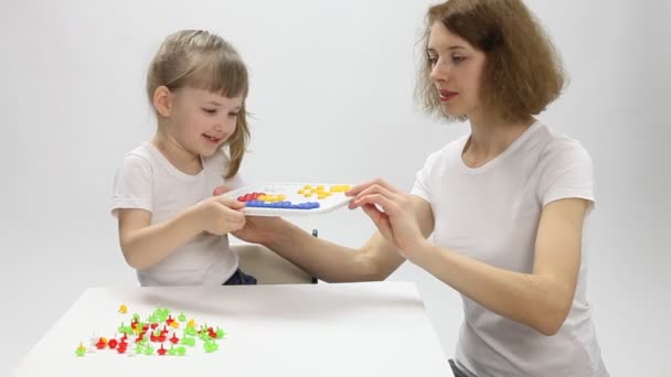 Jovem mãe e sua filha brincando com mosaico — Vídeo de Stock