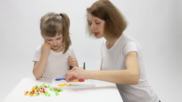 Jovem mãe e sua filha brincando com mosaico — Vídeo de Stock