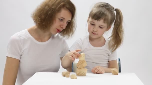 Mother and her daughter play with Tumi-ishi — Stock Video
