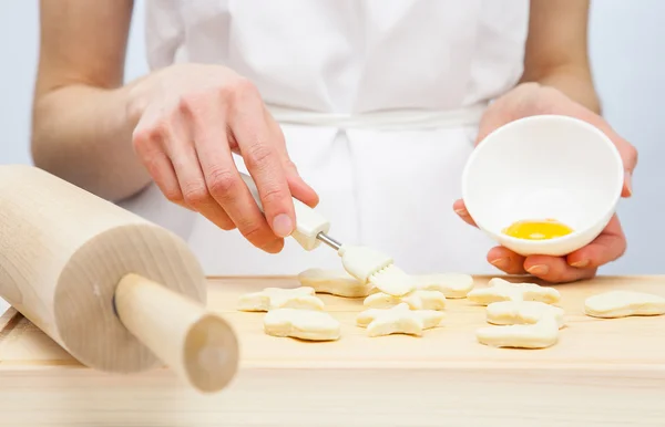 Woman makes cookies — Stock Photo, Image