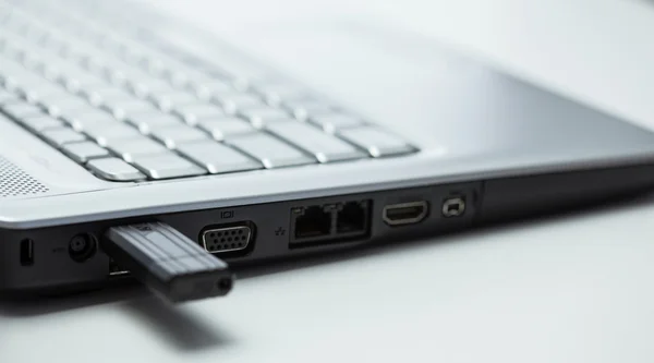 Laptop en verwisselbare USB-geheugen — Stockfoto