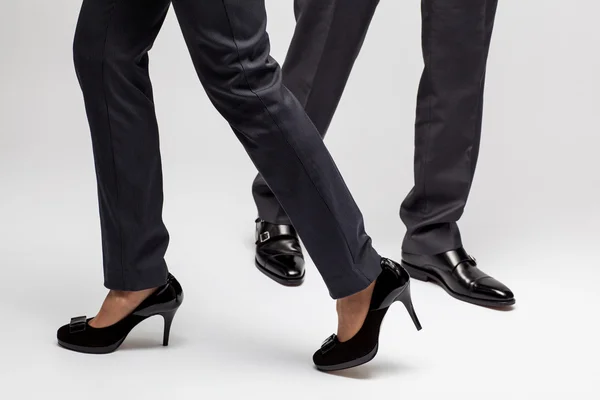 Mannelijke en vrouwelijke benen lopen — Stockfoto