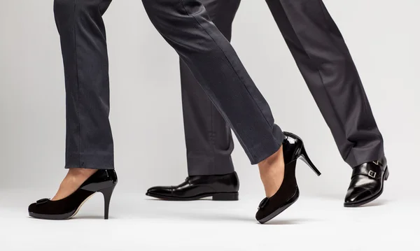 Mannelijke en vrouwelijke benen lopen — Stockfoto