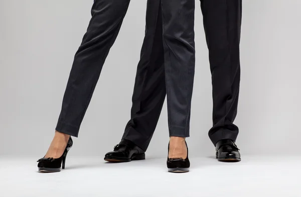 Mannelijke en vrouwelijke ondernemer benen — Stockfoto
