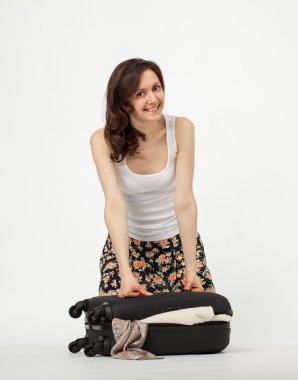 çekici kız valizini paketleme