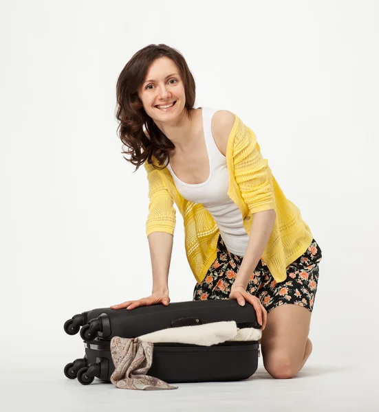 Mujer atractiva empacando su maleta —  Fotos de Stock