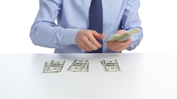 Les mains du caissier comptant les billets en dollars — Video