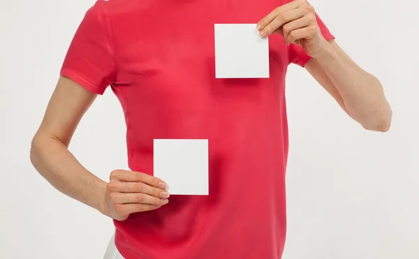 Mãos de mulher segurando dois adesivos brancos em branco — Fotografia de Stock