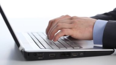 tipik dizüstü klavye üzerinde işadamı