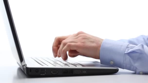 Бизнесмен печатает на клавиатуре ноутбука — стоковое видео