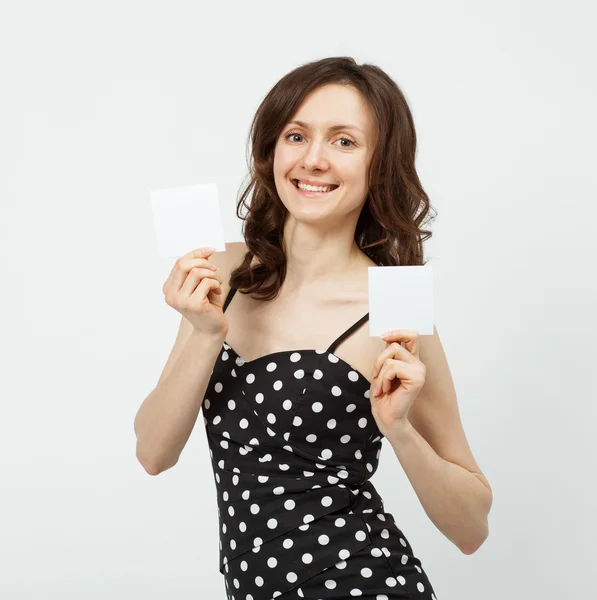 Attractive young woman showing blank white cards — Stock Photo, Image