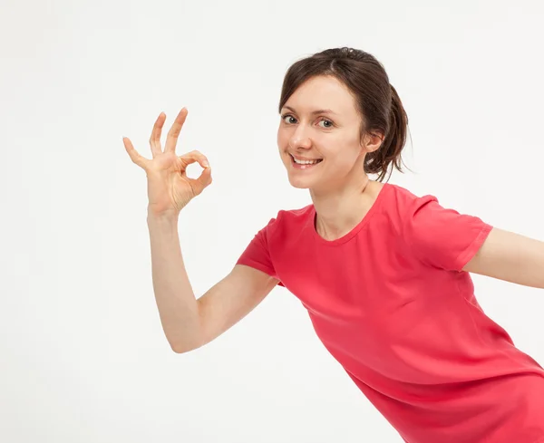 Mujer joven sonriente casual mostrando señal OK — Foto de Stock