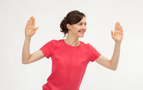 Attraktive junge Frau zeigt Palmen — Stockfoto