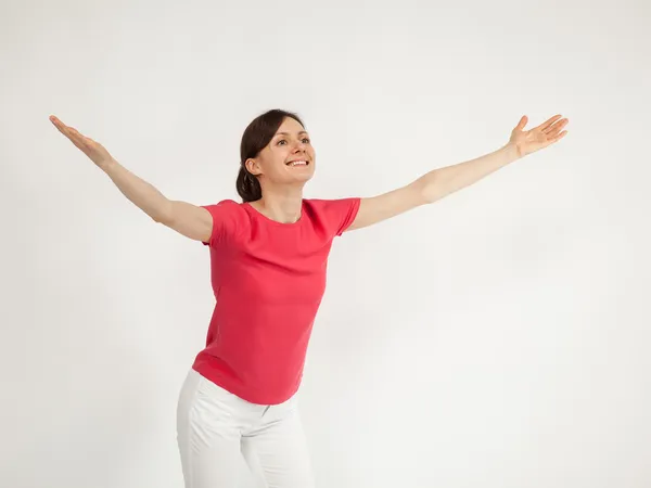 Aufgeregt lächelnde junge Frau mit offenen Armen, die nach oben blickt — Stockfoto