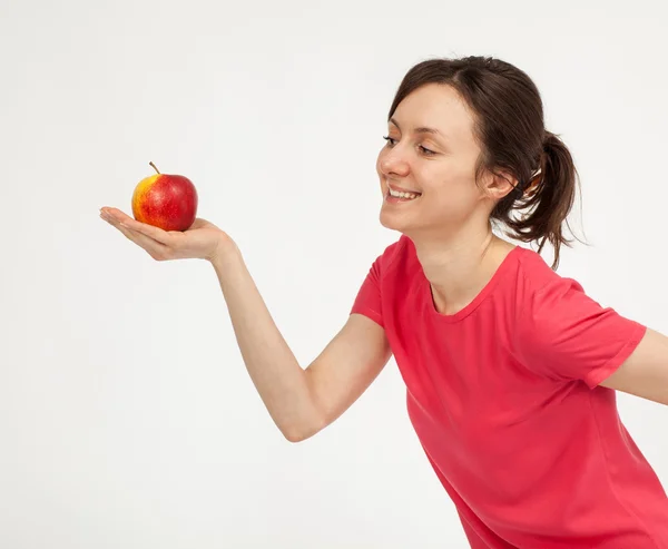 Leende ung kvinna håller apple — Stockfoto