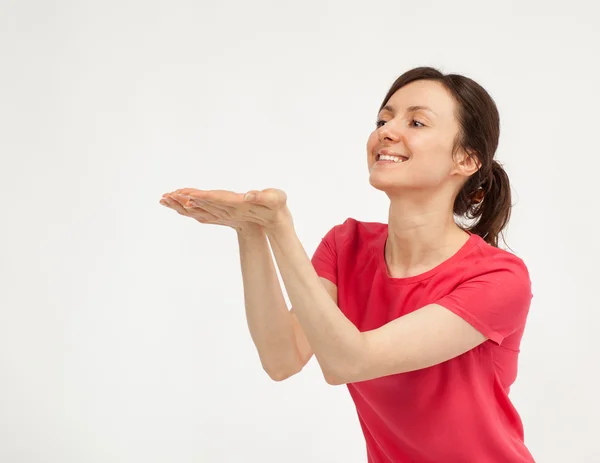 Mooie jonge vrouw bedrijf iets in haar handen — Stockfoto