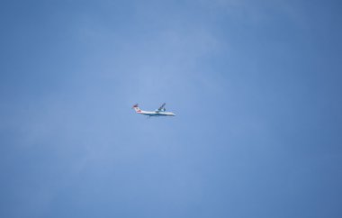 Gökyüzünde bir uçak