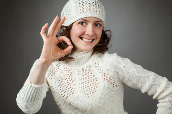 Feliz hermosa joven mostrando signo OK — Foto de Stock