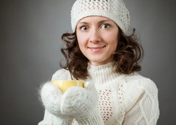 Krásná dívka, zima a svírala šálek horké nápoje — Stock fotografie