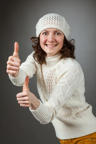 Mujer con sombrero mostrando los pulgares hacia arriba — Foto de Stock