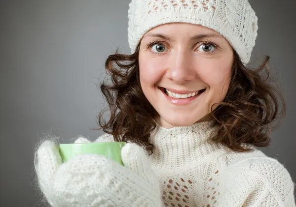 Vacker flicka känner kallt och hålla en kopp varm dryck — Stockfoto