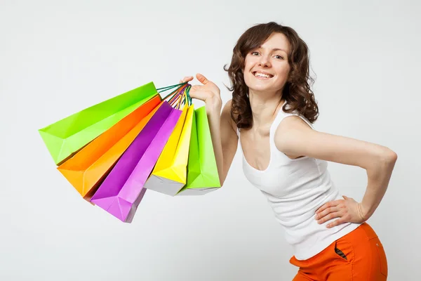Çok renkli alışveriş torbaları tutan kadın — Stok fotoğraf