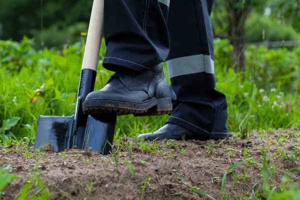 Excavando tierra de manantial con pala . — Foto de Stock