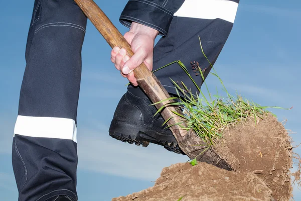 Digging spring soil with shovel. — Stock Photo, Image