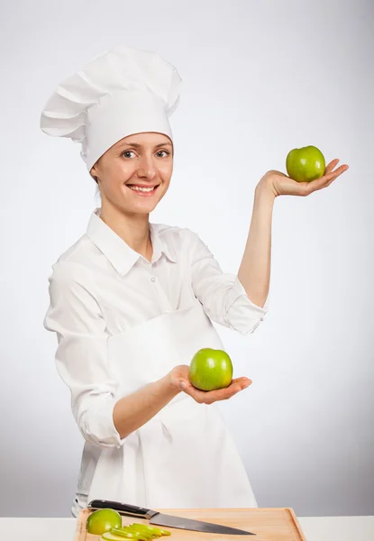Cozinheiro feminino mostrando maçãs — Fotografia de Stock