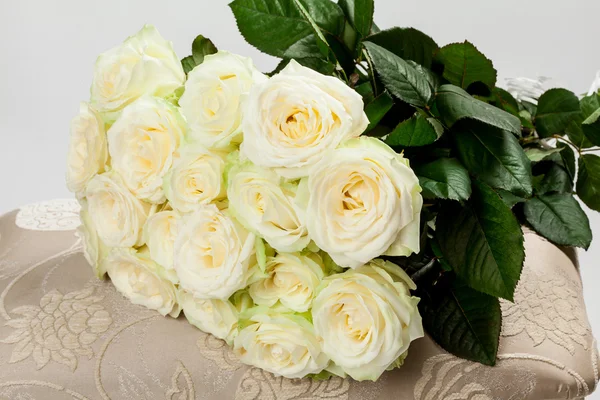 bir banket üzerinde güzel çay gül buketi