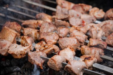 üzerinde şiş kebap