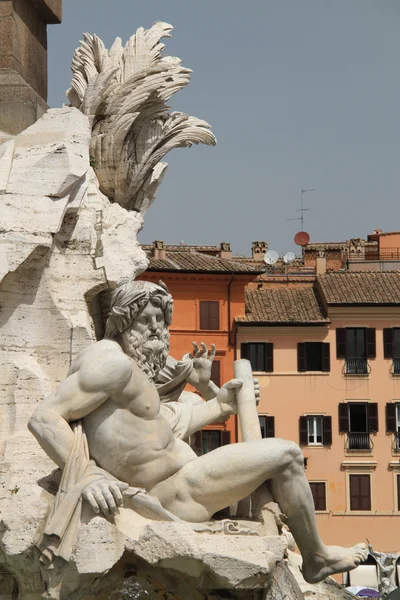 Figura en la Fontana dei Quattro Fiumi en el centro de Piazza Navona — Foto de Stock