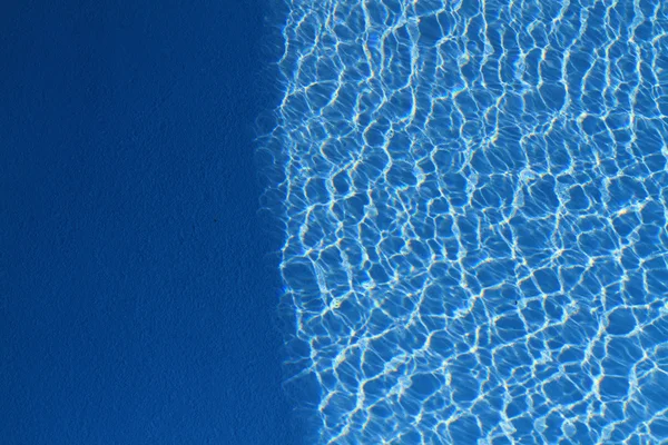 Schwimmbad blaues Wasser Stockbild