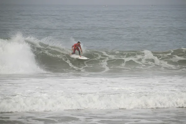 Джоел Паркінсона їзда хвилі — стокове фото