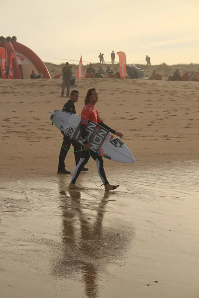 Jordy Smith entrando al agua Imágenes de stock libres de derechos