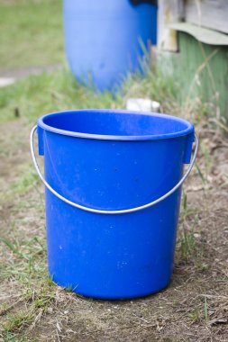 boş mavi plastik ev kova